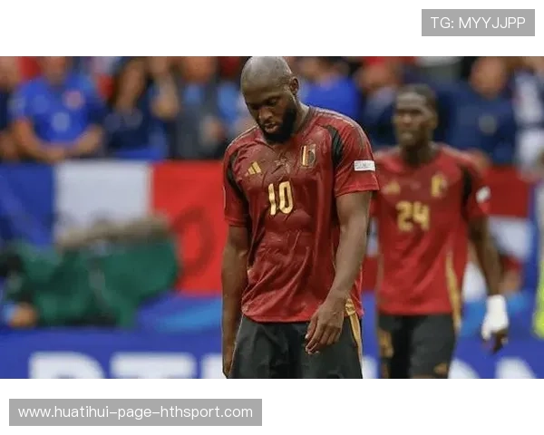 卢卡库强顶导致对方解围失误，比利时前场优势扩大——从一次对抗到全场态势的全景解读