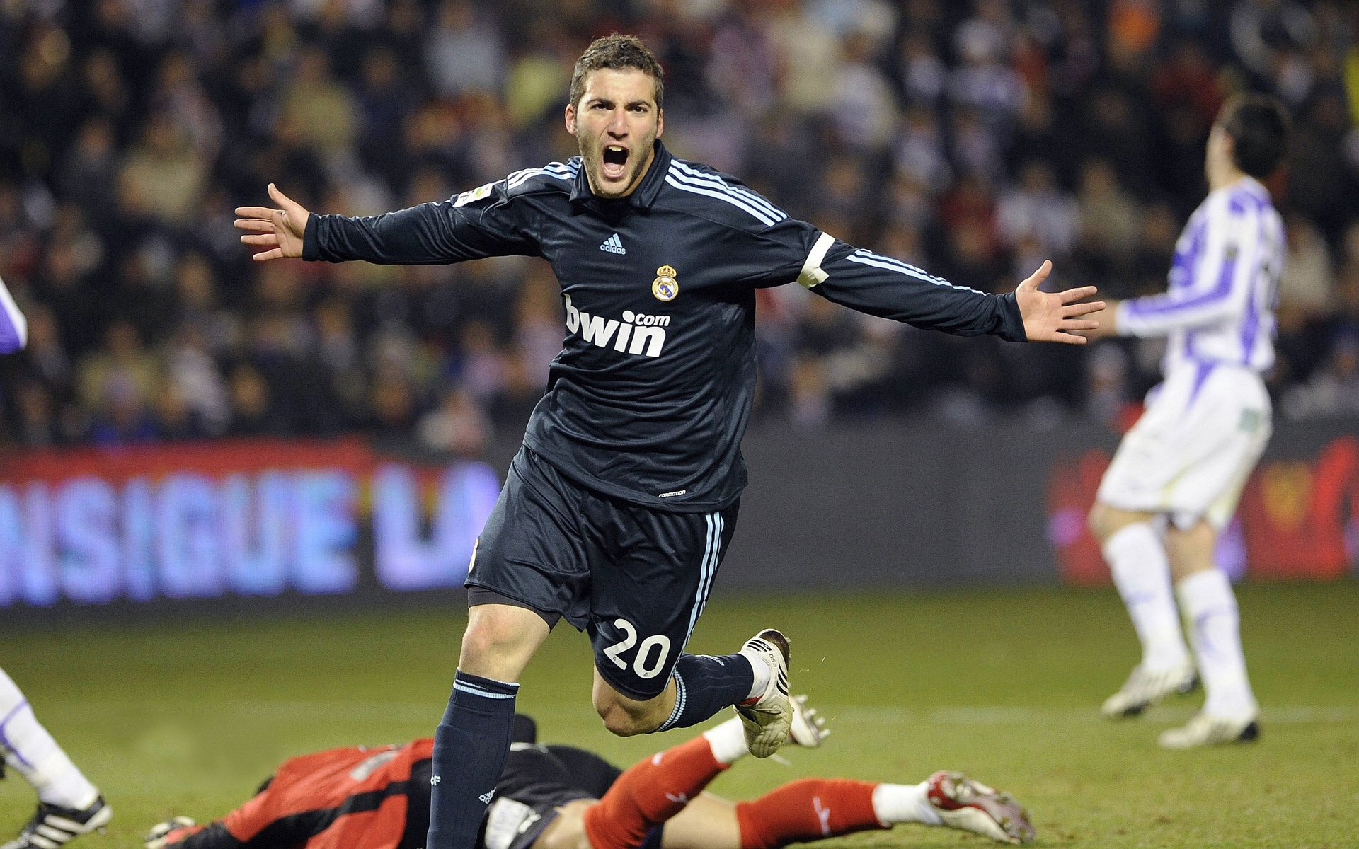 夜光瑜伽音乐会 同步变换灯光颜色营造氛围